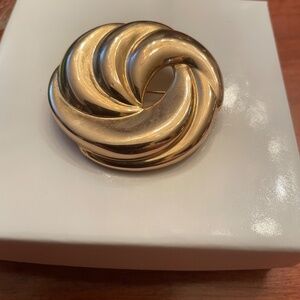 Vintage swirl gold tone brooch elegant retro